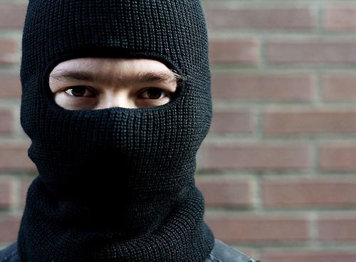 Een helm als bivakmuts
